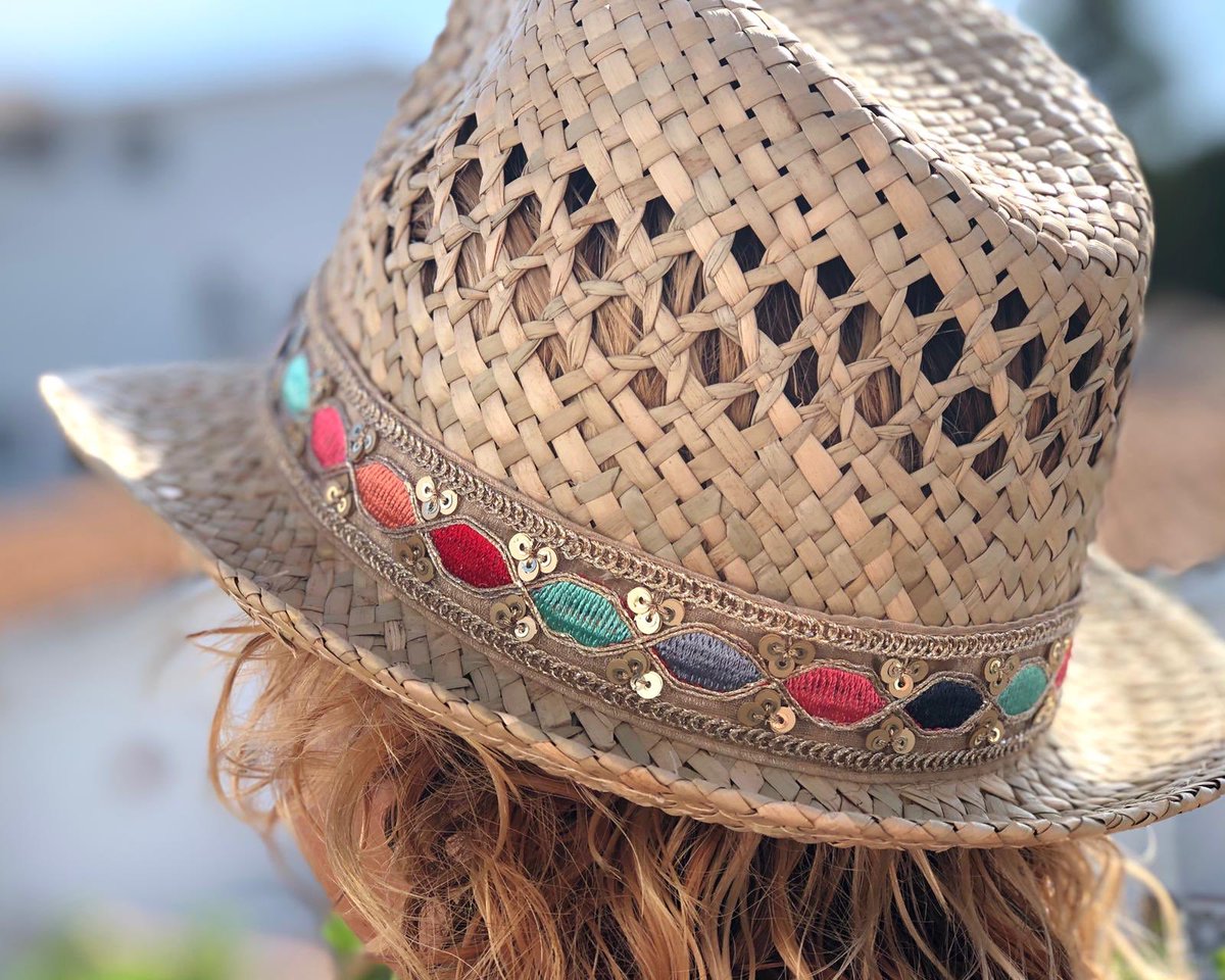 MamasuBolsos's tweet photo. En nuestra web hay un montón de sombreros a muy buen precio. Desde 14,95. https://t.co/599fTxKrd3 #mamasu No me digáis que este no es bonito. https://t.co/gISuh5Unbx