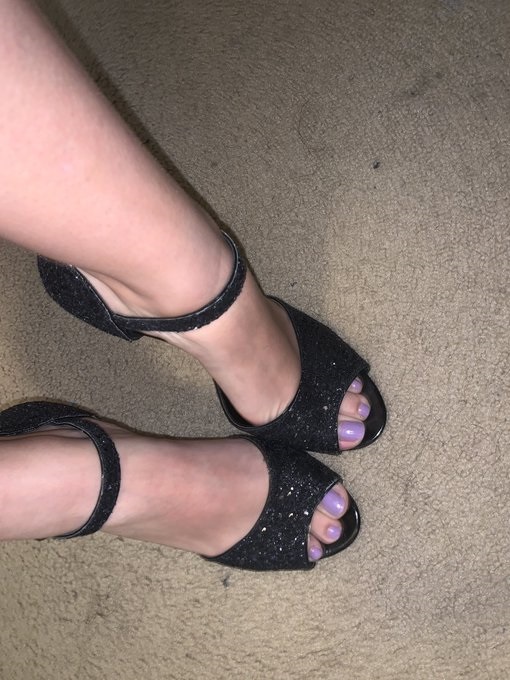 Findomhelp22's tweet photo. worship the ground I walk on

- feet humiliation foot fetish findom bitch femdom - https://t.co/DxwAmH9M1F