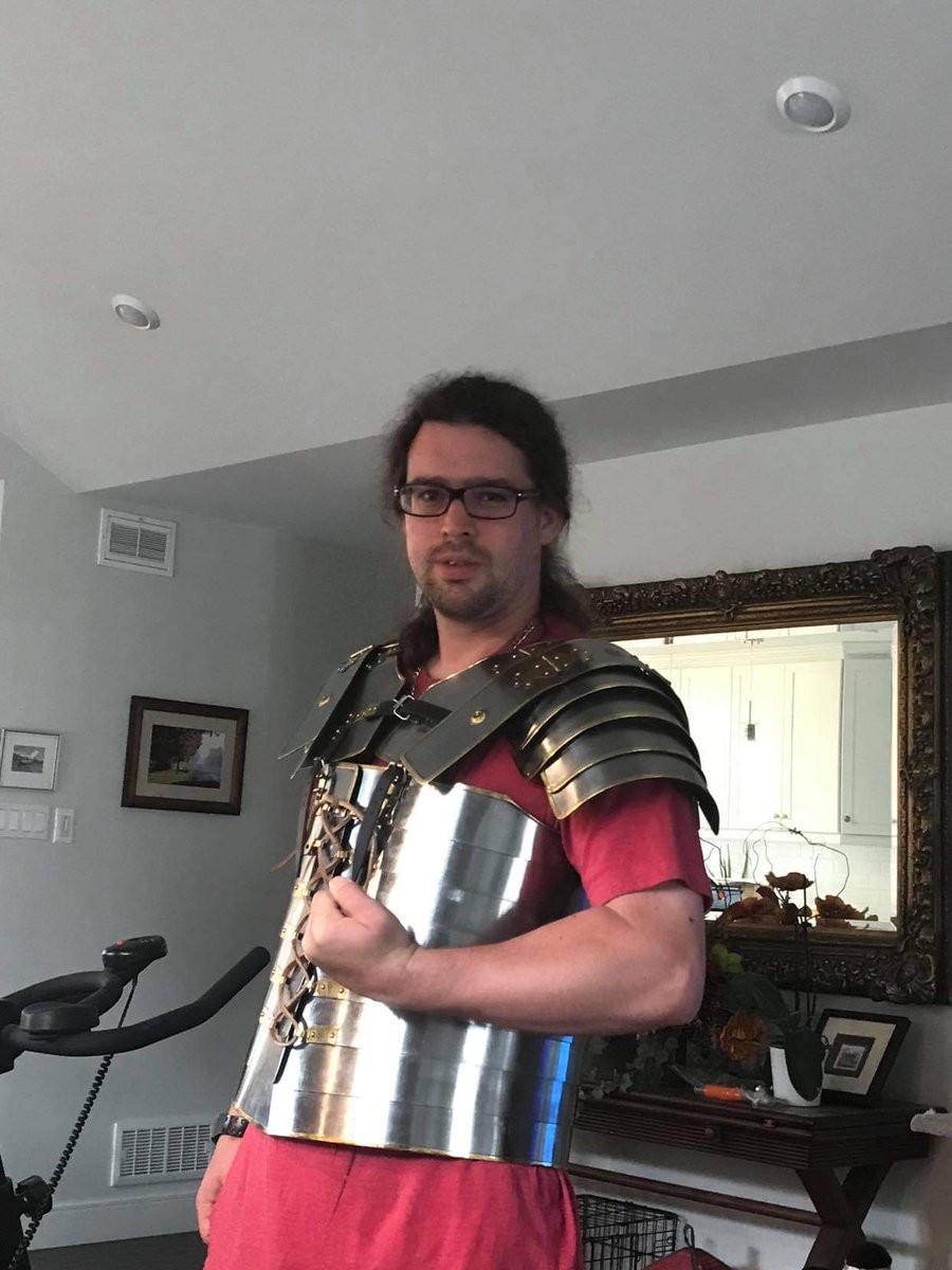 FERRIXXX's tweet photo. This Armor fits like a glove omg! Now I just need someone to help me get pics in fursuit and the armor!! 😀
#Roman #LoricaSegmentata https://t.co/uzPJPgiX7p