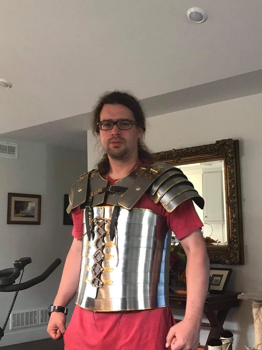 FERRIXXX's tweet photo. This Armor fits like a glove omg! Now I just need someone to help me get pics in fursuit and the armor!! 😀
#Roman #LoricaSegmentata https://t.co/uzPJPgiX7p