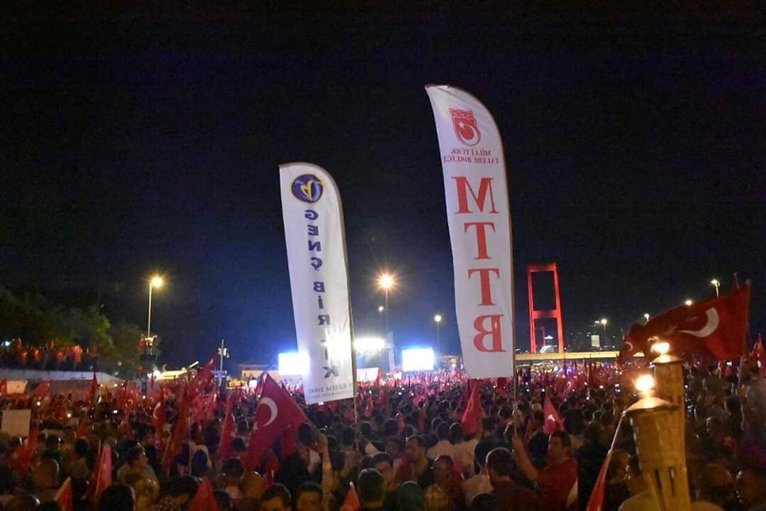 Özgürlük için haykıran bir dil
Vatan için sıkılan bir yumruk
Hainlere karşı ayağa kalkan bir yiğit
Zalimlere meydan okuyan bir millet
DURDURULAMAZ!

Silahların karşısında gövdeleriyle duran 15 Temmuz şehitlerimizi rahmetle, gazilerimizi minnetle anıyoruz.
#15TemmuzuUnutma