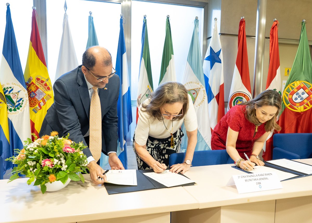 rcavada's tweet photo. RD oficializa en España su adhesión al Convenio Multilateral Iberoamericano de Seguridad Social 
https://t.co/EaCTWGu7no
El evento se realizó en la secretaría general de la Organización Iberoamericana de Seguridad Social (OISS), en Madrid. #RCNo... https://t.co/QtLrLOtPJs
