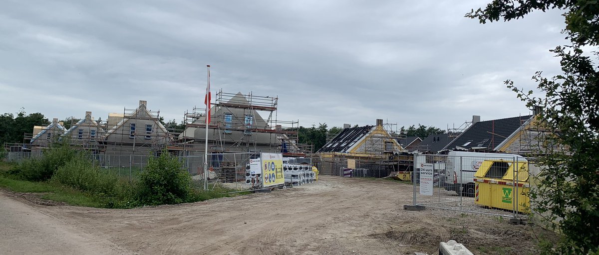 DeVriesJack's tweet photo. Het ‘treintje’ van @VanWijnenGroep en #ketenpartners is mooi op stoom bij de nieuwbouw van de vrijstaande woningen en 2^1 kappers plan De Vliethorst in #Fluitenberg https://t.co/TbJFIUsZtm