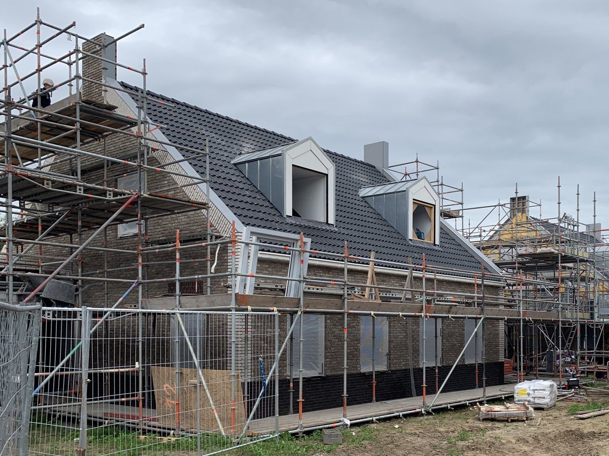 DeVriesJack's tweet photo. Het ‘treintje’ van @VanWijnenGroep en #ketenpartners is mooi op stoom bij de nieuwbouw van de vrijstaande woningen en 2^1 kappers plan De Vliethorst in #Fluitenberg https://t.co/TbJFIUsZtm