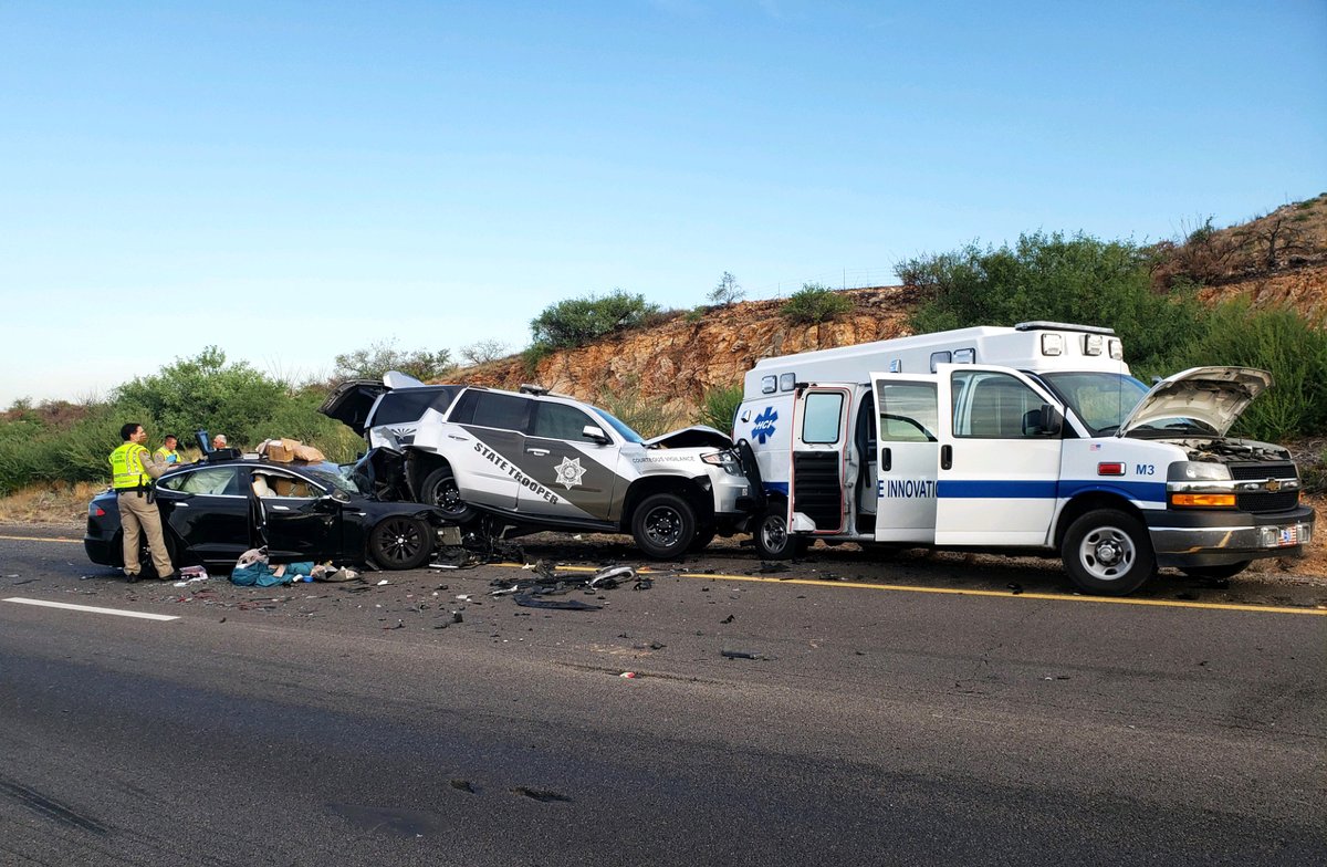 Arizona_DPS's tweet image. 🚨 Reminder: Please #SlowDown &amp;amp; #MoveOver when you see flashing lights &amp;amp; vehicles stopped on the side of the road! Today, a Tesla rear-ended a patrol vehicle at the scene of an earlier crash on I-10 EB near Benson. Luckily, our sergeant wasn’t in the vehicle &amp;amp; wasn&apos;t hurt. (1/2)