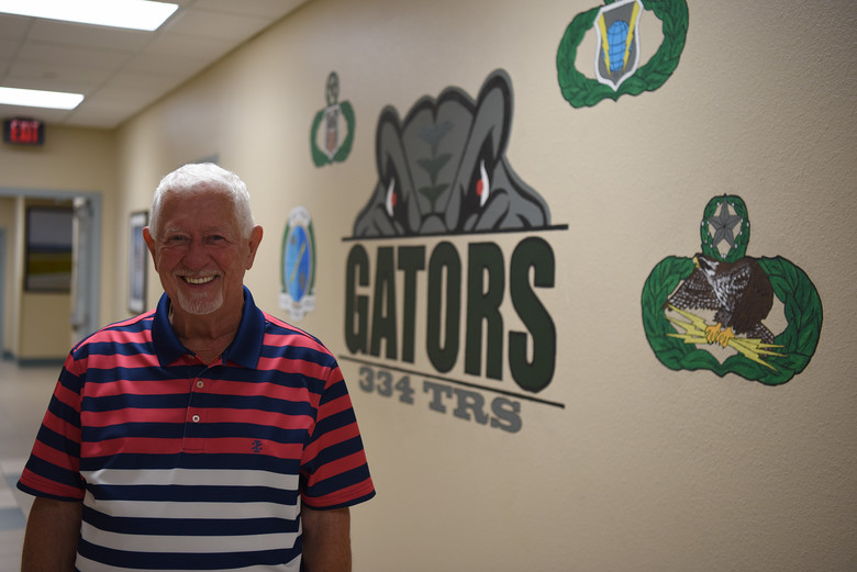Welcome Back!! Jim Bailey, a 334th TRS air traffic control instructor at @81trwKeeslerAFB, served in the @usairforce as an air traffic controller from 1961-1966 & then at the age of 76, earned an associate's degree so he could rejoin us & teach! 📸 Senior Airman Suzie Plotnikov
