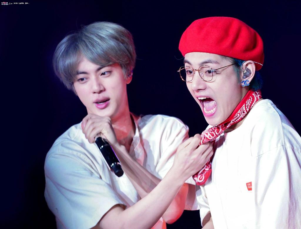 BTSquadPress's tweet photo. [INFO]📰

¡Oficialmente los perfiles en Spotify de Seokjin y Taehyung, han sido verificados!

Se unen a los perfiles verificados de BTS, RM, J-Hope, SUGA y AGUST D.

@BTS_twt #BTS #BTSARMY 👏👑 https://t.co/MhTLgHcXbZ