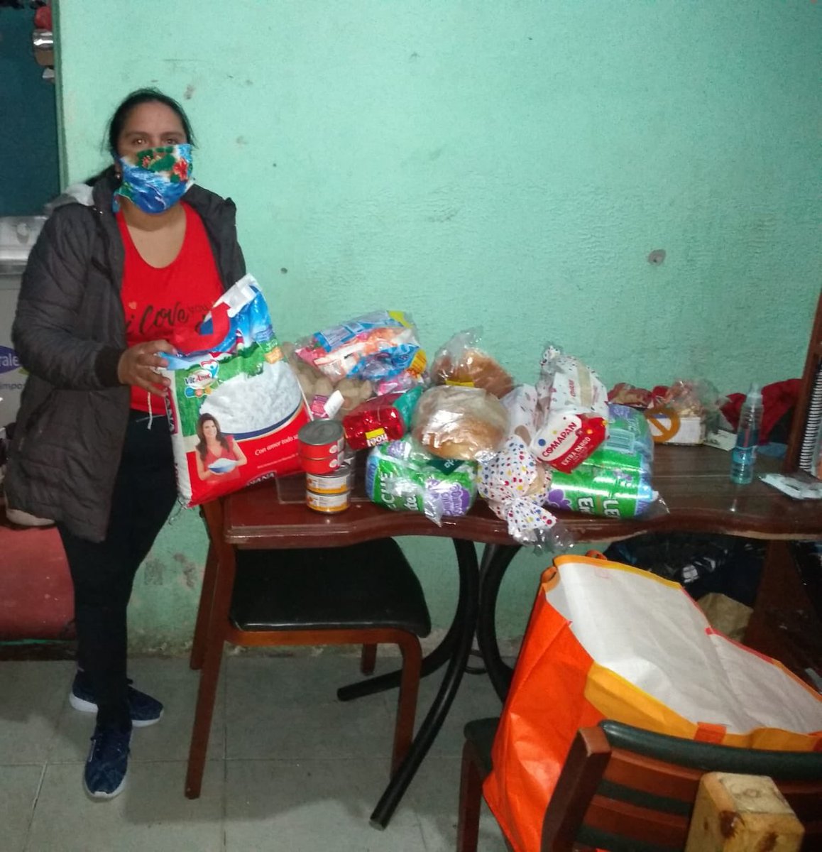 SlisCBolivar's tweet photo. Desde el servico de Enlace Social en #CiudadBolivar continuamos atendiendo a las familias más vulnerables, a través de la entrega de paquetes alimentarios. Nuestro compromiso y responsabilidad con #IntegraciónEnTerritorio https://t.co/oyNKCI0B1Q