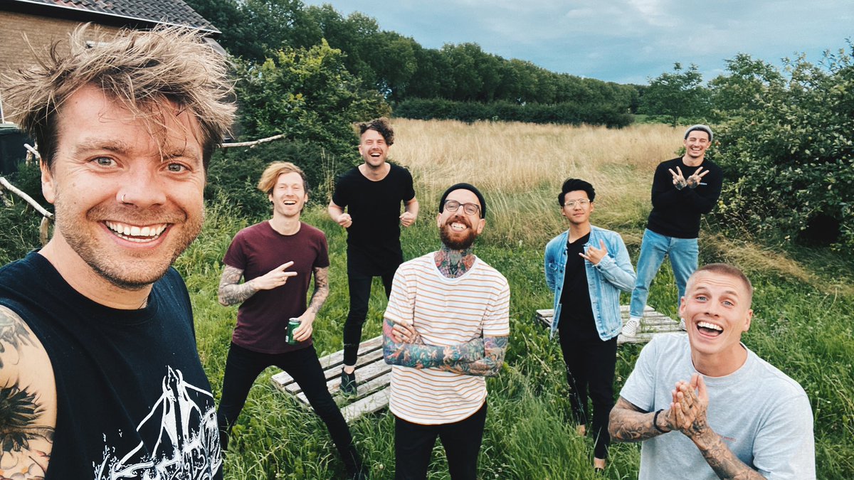 𝐁𝐀𝐂𝐊 𝐓𝐎𝐆𝐄𝐓𝐇𝐄𝐑! 🤍 De repetities voor onze show van volgende week vrijdag in 013 Tilburg zijn begonnen en de allerrrrlaatste kaartjes gaan nu door de lucht via thedirtydaddies.com. Tot dan, vrienden! 🚀