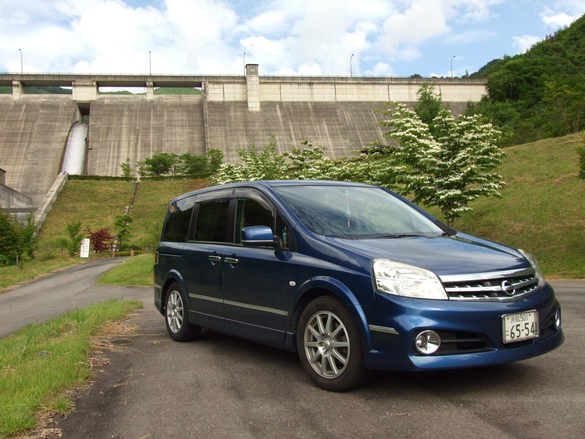 かずあ ラフェスタ 2代目 日産製最後のワゴン型ミニバン 次モデルはマツダ車oemに グレードはハイウェイスター メッキパーツにメッキモールでキラキラ輝くのが気に入ってました 視界と四隅の見切りがとても良好で左斜め前を見るサイドモニターまで