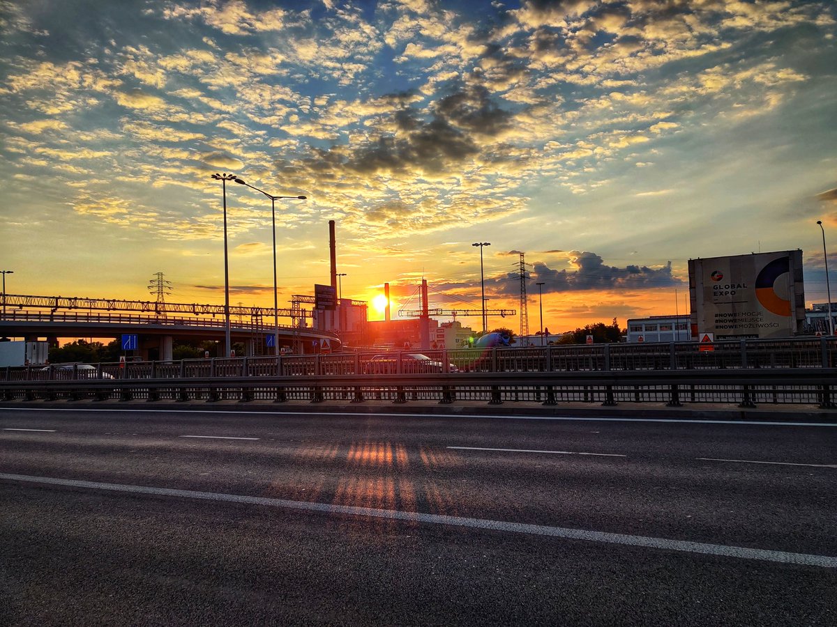 DanielOlszynski's tweet photo. W oczekiwaniu na zachód #mazowieckie #warszawa #bialoleka #trasatorunska #mostgrota #wisła #sunset #citylife #rowerowo #w #strone #slonca #streetphotography #shotononeplus7pro #OnePlus7Pro #digitalagepl https://t.co/Uc2mXGmffb