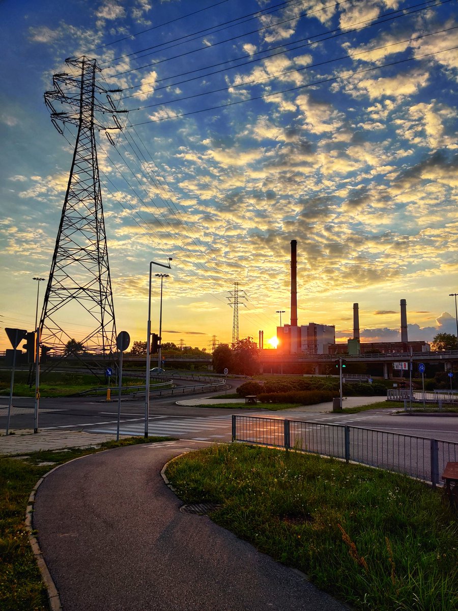 DanielOlszynski's tweet photo. W oczekiwaniu na zachód #mazowieckie #warszawa #bialoleka #trasatorunska #mostgrota #wisła #sunset #citylife #rowerowo #w #strone #slonca #streetphotography #shotononeplus7pro #OnePlus7Pro #digitalagepl https://t.co/Uc2mXGmffb