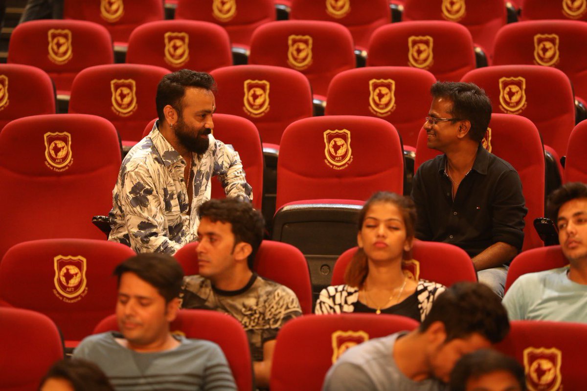 VishalSaroee's tweet photo. #Darbar 
One of the most Memorable moments in my life! 
I’m so lucky to work with @rajinikanth 
Thank you Sir! thank you for that all  wonderful moment
I will always remember you sir 
and I big thank you to my guru making this happen @ARMurugadoss sir https://t.co/7o7AdMe9L0