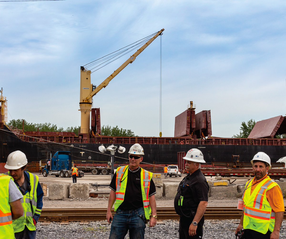 Castaloop team launching the day at Ville Sainte-Catherine. 🚢
_
L'équipe de Castaloop commence la journée à Ville Sainte-Catherine.🚢

#castaloop #terminalhandling #arrimage #cargo #stevedoring #maritime
