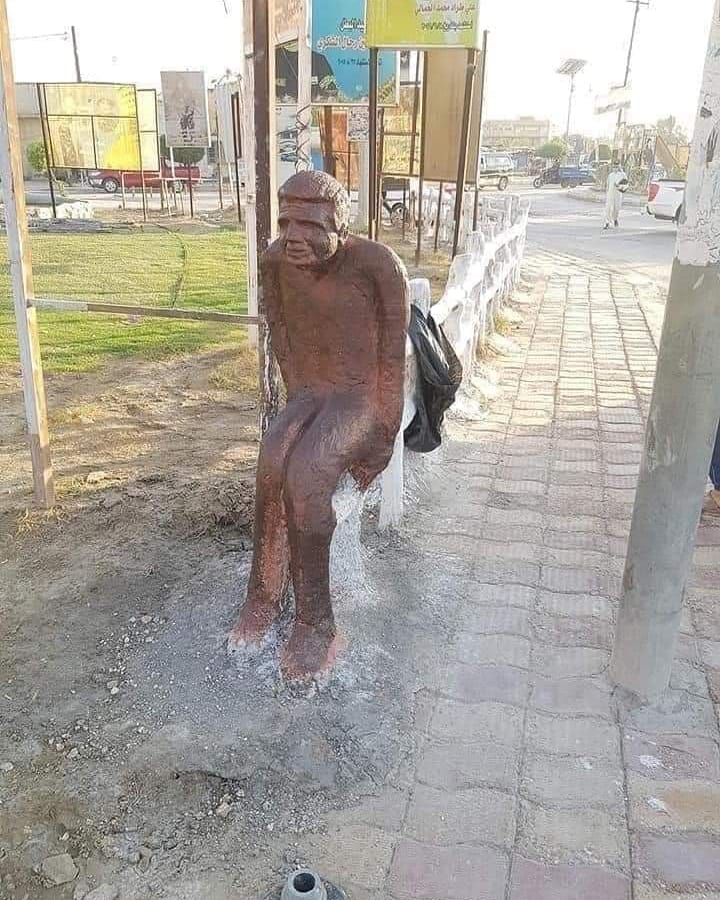 ما هو انطباعك عندما تشاهد هذا التمثال؟؟
بالنسبه الي،، لشخص بائس او مجنون وأطفال المنطقه (نزعوه) شورته(لباسه)بالقوه وكاعد يستر روحه..
والله العظيم مو شقه.. هذا انطباعي
من الله يطيح الله حظكم... غبران دبران