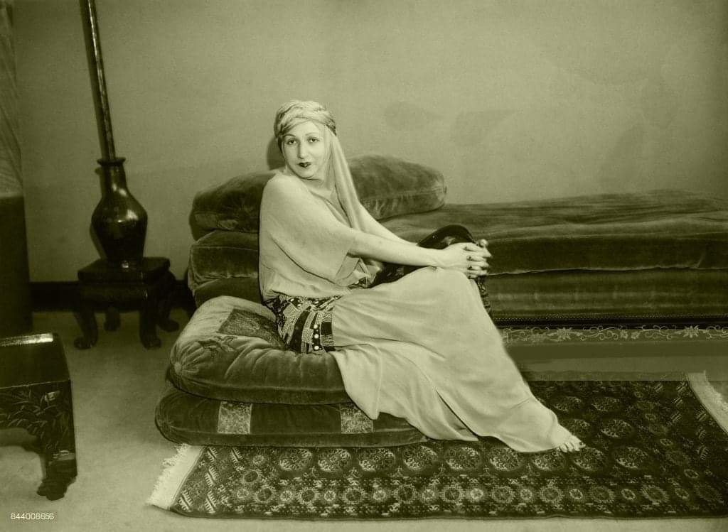 cizredenbak's tweet photo. Kürt Prensesi Leyla Bedirxan. Kürt pernsesi diye tanınan Leyla Bedirxan 1908'de İstanbul'da doğdu. Yahudi bir anne olan Henriette Hornik ile Bedirxan ailesinden bir bey olan Abdurrezak Bedirxan'ın kızı Leyla Bedirxan, ailesiyle zorunlu bir sürgünden sonra Mısıra göçmüştür #cizre https://t.co/69PD8XjuFe