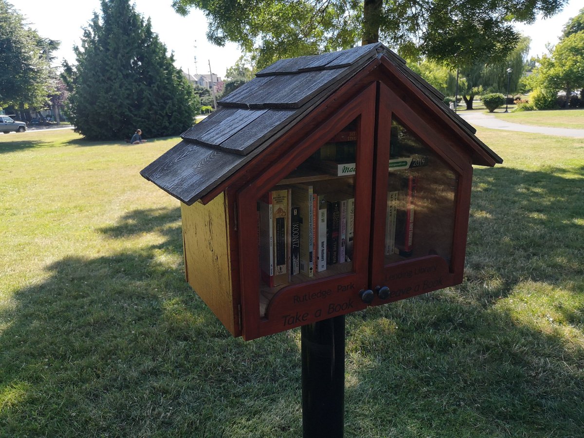 RutledgeParkLFL's tweet photo. Yesterday's #LitteFreeLibrary #shelfie in Rutledge Park #YYJ #Saanich 📚
Rocking a bunch of fiction these days, come check it out! https://t.co/iAz2XGiefx