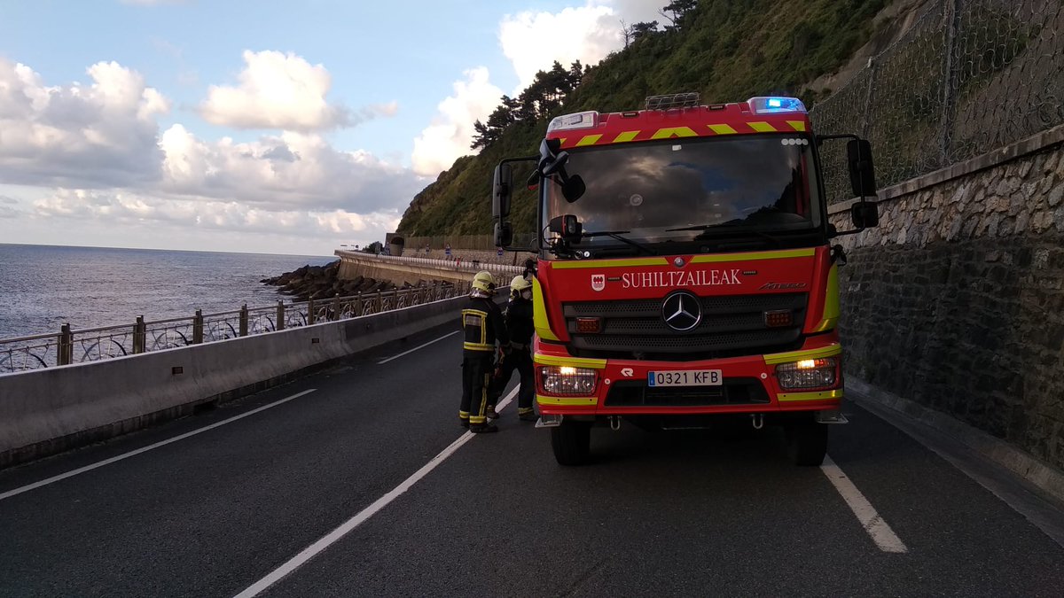 BomberosEuskadi's tweet photo. Colisión entre vehículos en #N634 entre #zarautz y #gustaria  afectando finalmente a pareja en moto. Estabilizar a motorista y pasajera junto con los sanitarios
#kosta https://t.co/1xjiy3qDFF