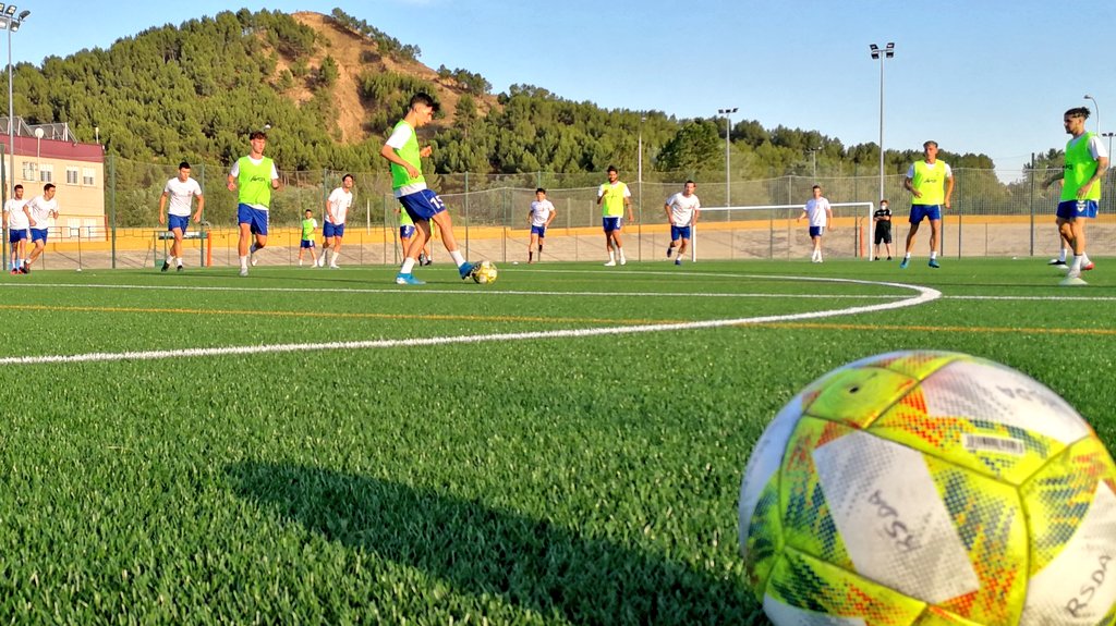 rsda_oficial's tweet photo. 📸 ¡Ganas de sábado!
🌋 El #PlayOffRSDA 🇮🇩 cada vez más cerca 💪.
💪 #VamosAlcala
🔴⚪ #OrgulloRojillo https://t.co/qZHR9NwjFq