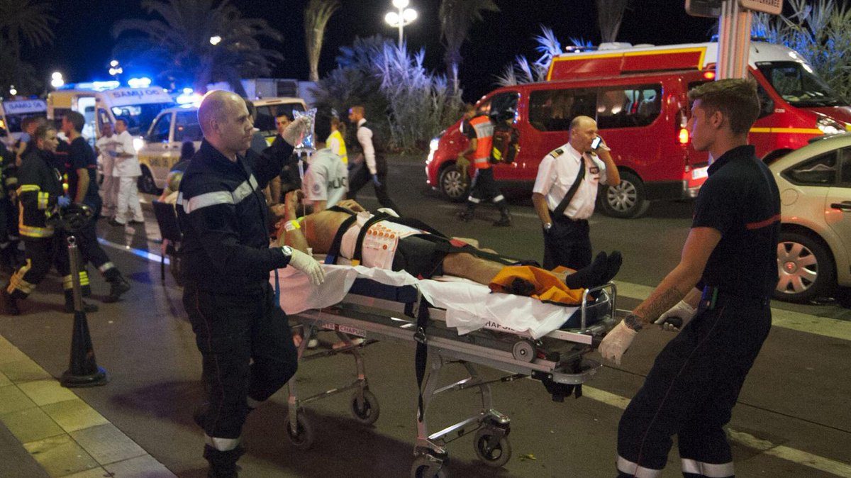 Mediavenir's tweet photo. 🕯🇫🇷 IN MEMORIAM - Il y a 4 ans jour pour jour, le #14juillet 2016, Mohamed Lahouaiej-Bouhlel tuait 86 personnes en 139 secondes à l'issue du feu d'artifice commémorant la #FeteNationale sur la Promenade des Anglais à #Nice. Les #policiers ont tiré 61 fois. N'oublions pas. #RIP https://t.co/ffl2yec25c