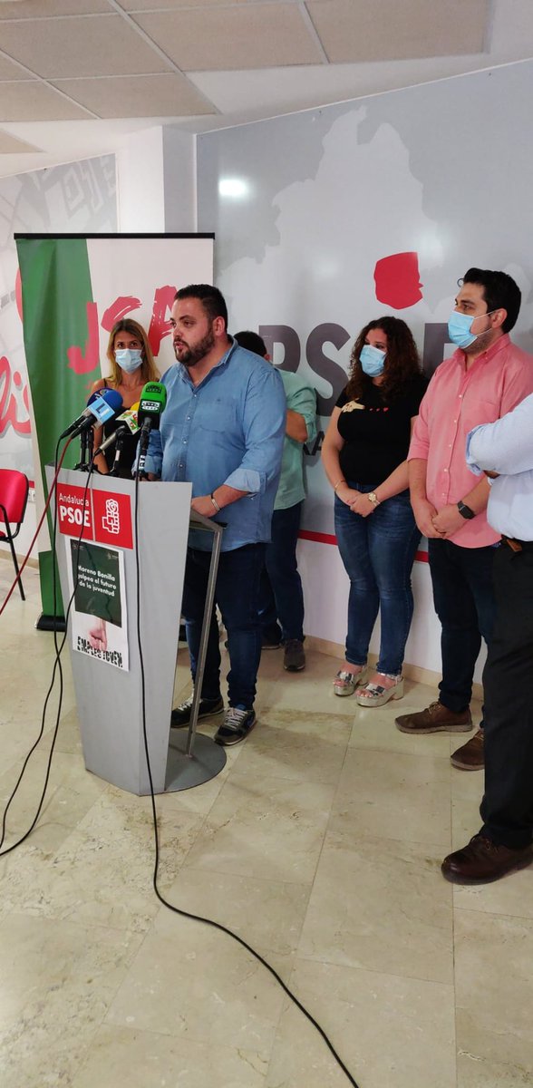 JSASevilla's tweet photo. En La Rinconada y Lora del Río, denunciando los recortes del gobierno de Moreno Bonilla en los planes de empleo para lxs jóvenes ✂️
El #PlanAire de la derecha andaluza es en realidad el #PlanHumo 🌬 https://t.co/NAiZw5VAuy