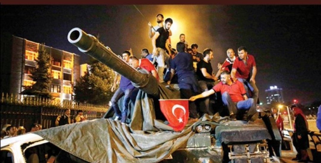 YzcHandan's tweet photo. 15 Temmuz Nedir Diye Soran Olursa,

Kaçın toma su sıkıyor.diyenlerle,
"TUTUN TANK KAÇIYOR" diyenlerin kavgasıydı dersiniz.

Darbe oluyor diye, PİRİNÇ için AVM'lere, Para için ATM'lere Koşanlarla,
Abdest alıp, KENDİ SELASINA KOŞANLARIN kavgasıydı dersiniz!
#15TemmuzuUnutmadık https://t.co/wiz8XeeqnC
