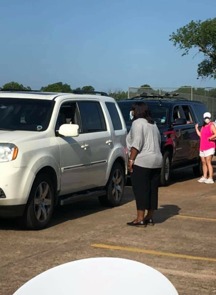 YDMS_Spartans's tweet photo. It was great meeting some of the Spartan parents! TShirt sale was a huge success!!! #SpartanProud #YDMS https://t.co/yrp2bi8P6K