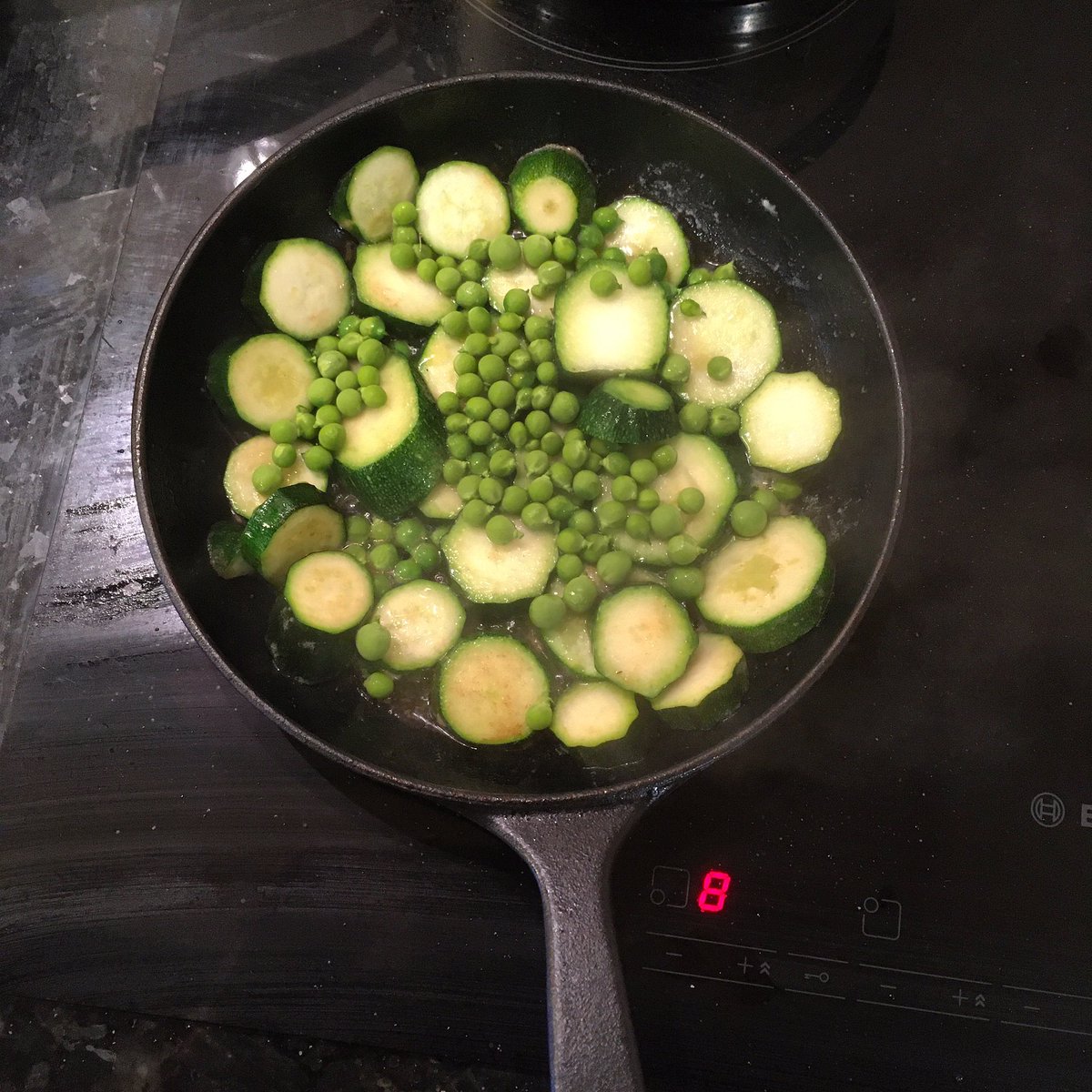 paulinedaniels's tweet photo. My homegrown #potatoes #peas #courgettes #suppertonight https://t.co/pSZT0oWa0W
