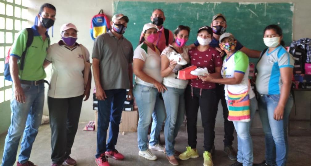 GuanaritoDe's tweet photo. Siguiendo instrucciones del  presidente Nicolás Maduro,del gobernador Rafael Calles, alcalde Carlos García,los Concejales  y el profesor Alexis cedres figura única de educación en el estado fueron  entregados zapatos escolares a estudiantes de  la escuela los Gabanes de Guanarito https://t.co/NvGB0YB5Xf