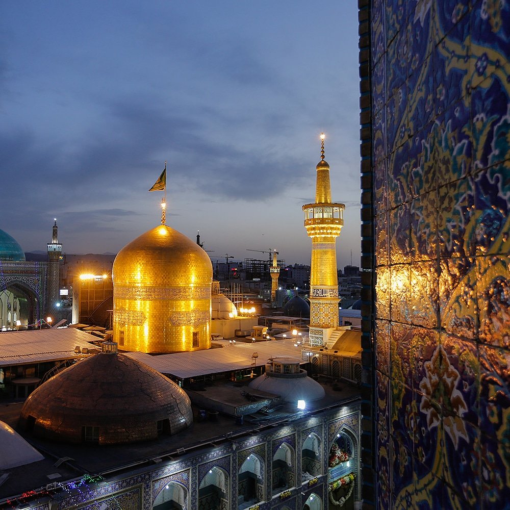 Allah'ım Ali bni Musa-r Rıza'ya; takva sahibi, pak, yeryüzünün altındaki ve üstündekilere hüccet kıldığın, dürüst, halkına şahit olan İmamına rahmet eyle öyle bir rahmet ki; çok, tam, bereketli, ardarda, en üstün tıpkı bir evliyana rahmet ettiğin gibi olsun.