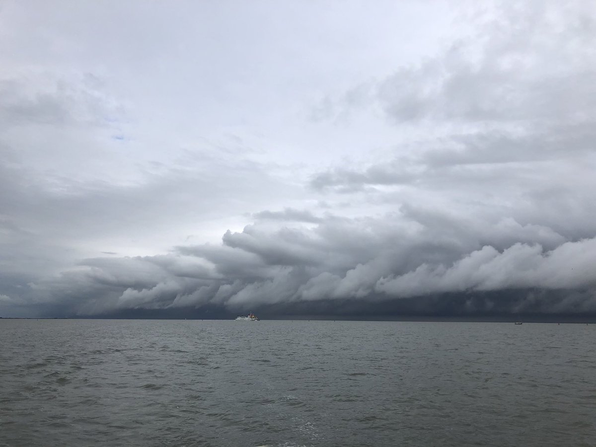 ⁦<a href="/helgavanleur/">Helga van Leur ☀</a>⁩ Dit zag ik op de Waddenzee. Maar ik weet niets van wolken. Heeft dit fenomeen een naam?