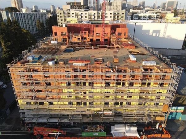 ADCollaborative's tweet photo. #AntonEdge this five-level of Type-III over 2 levels of Type-I construction w/3-high mechanical parking lifts @antonbuildingco @adcollaborative⁠
#adcollaborative #residential #design #multifamily #highdensity #adc #design #building #architecture #AntonDevelopment #oakland ⁠⠀ https://t.co/QsB10a017H