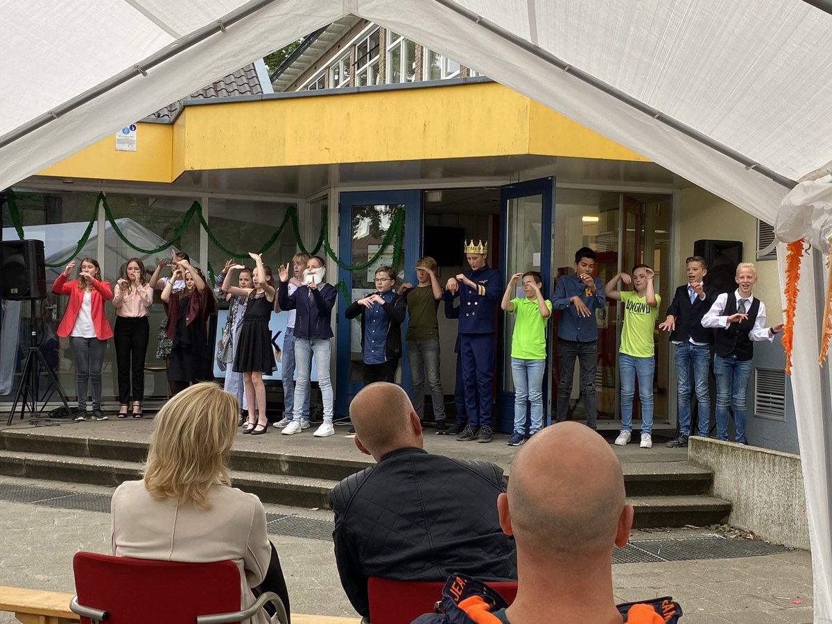 StrikwerdaRemco's tweet photo. Tja ....... dat was het dan voor Taeke . Officiële afscheid groep 8 van basisschool #Pcbo De Korenaar ❤️. Bedankt voor de mooie jaren.
.
@pcboapeldoorn #basisschool #afscheid https://t.co/GZtwTbKsAN