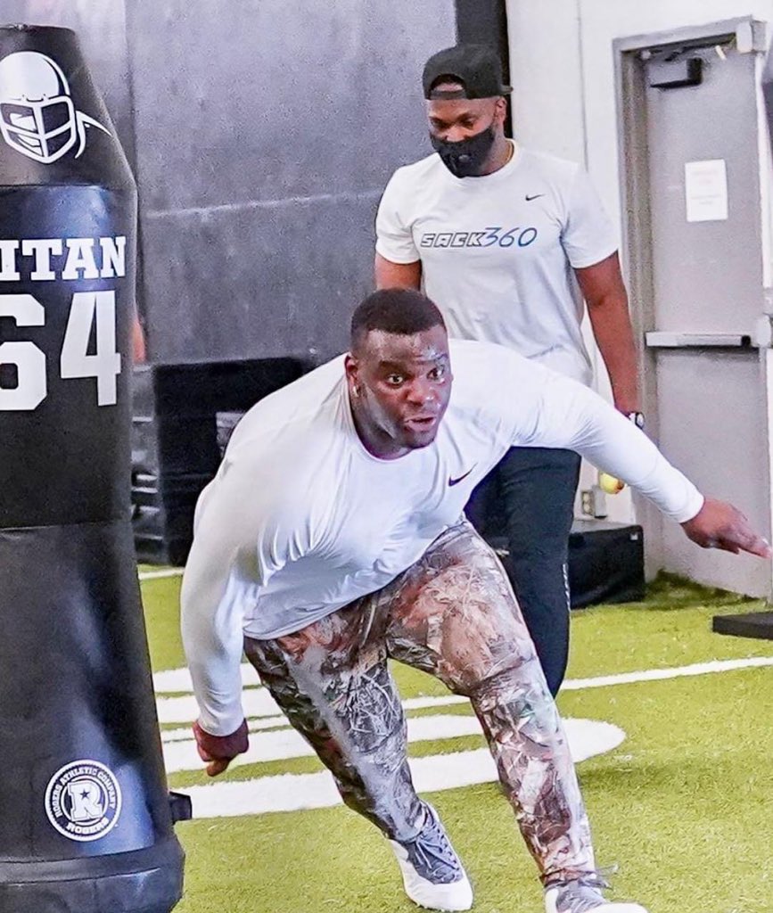 HHIHS_football's tweet photo. @PoonaF_95  we love you &amp; are so proud of you you! #heart #determination #workethic #islandstrong #seahawk4ever 🏈❤️🌴 https://t.co/2K6N75YIGs