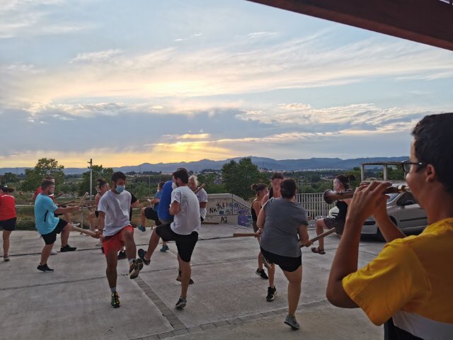 Hem acompanyat la represa dels assajos de <a href="/BastonsArboc/">Bastons de l'Arboç</a> . Feliços de veure l’alegria de ballar, de retrobar-se i de mantenir l’activitat l’any en què celebren el seu 250è aniversari. Gràcies també a  la coordinadora <a href="/balldebastons/">balldebastons</a> per la gestió i la feina durant la crisi