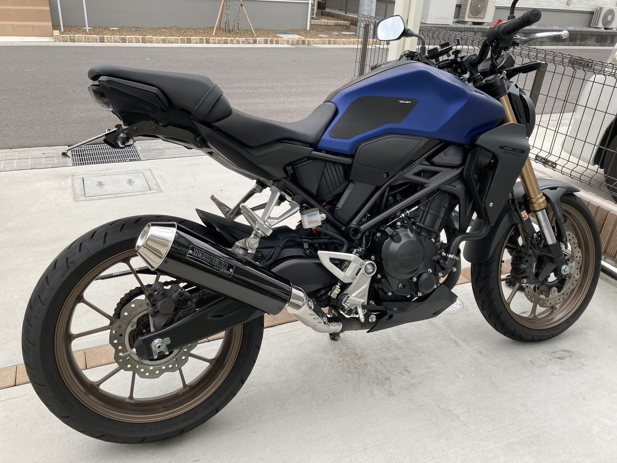 Ryo Cb250r 朝からマフラー交換しました 主張しすぎない形状 色ってところがお気に入りです 各部の質感も高い印象 Cb250r モリワキ Ryo Cb250r 朝からマフラー交換しました 主張しすぎない形状 色ってところがお気に入りです 各部の質感も高い印象 Cb250r モリワキ
