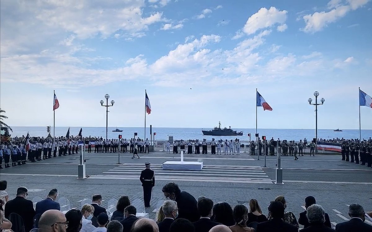 LLaRosaSerafini's tweet photo. Réunis en ce jour de #FeteNationale  à #Nice pour rendre un hommage républicain à ceux et celles qui dévouent leur vie à la France : policiers, gendarmes, militaires ... Un hommage particulier a été rendu aux personnels mobilisés au cours de la crise du #COVID19. https://t.co/CL5CloxNVc