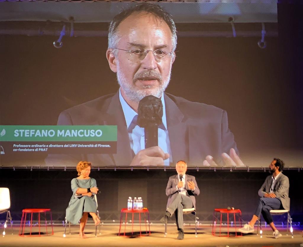 Stefano Mancuso di <a href="/Pnat_project/">Pnat</a>: oggi la città deve diventare un luogo naturale. Scrutandola dall’alto dobbiamo vedere solo verde, perché non siamo scollegati dalla natura ma ne siamo parte inscindibile.