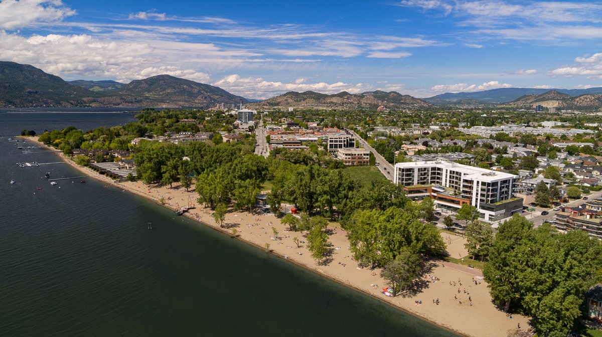 ShoreKelowna's tweet photo. Situated in the Lower Mission area across from Gyro Beach, our location offers the epitome of the Kelowna lifestyle. #TheShoreKelowna #LuxuryLiving #BeachfrontLiving #GyroBeach #LiveHere #VacationHere #Kelowna #YLW https://t.co/d5Wgz6YMsC