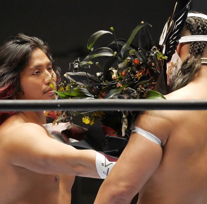 To start despy is backout here in a white mask (open backed this time with braids it& #39;s so good ;-;) and hiromu approaches the ring with......a guitar case? it& #39;s then that he presents Despy with flowers.....dead flowers