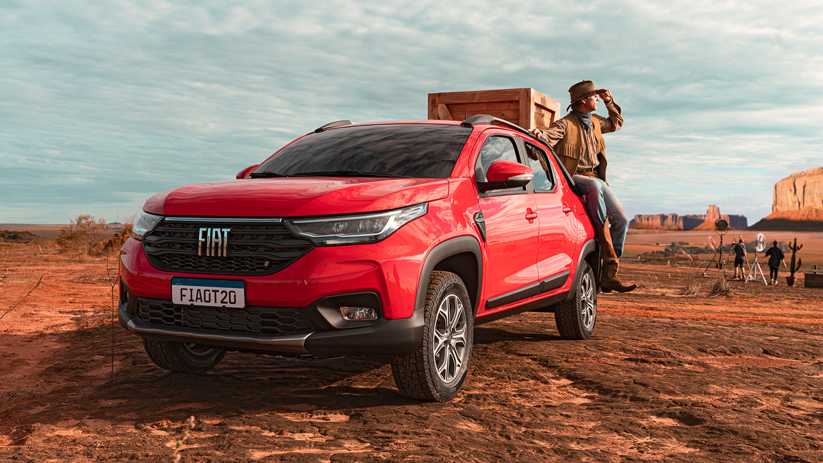 FiatBR's tweet photo. A #NovaFiatStrada tem a maior capacidade da categoria: até 720 kg. Ou seja, aguenta o que você precisa e até aquela barra que é gostar de você... https://t.co/HhezpA1Qxj