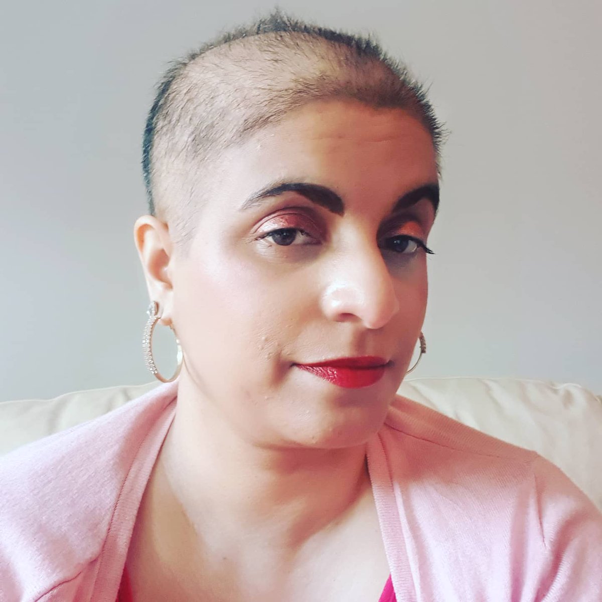 sunitathind's tweet photo. @OvarianCancerUK @lgfbuk @LGFB @Ovacome @TargetOvarian @CancerHair @JasminHairShare @gucci #guccired #ovariancancer #ovariancancersurvivor #bald #BRIGHT #chemotherapy #taxol #carboplatin #womensart #womanofcolour #Punjabi #proud #VALKYRIE #makeupartist #MakeupAddict https://t.co/7LFqeHDI6H