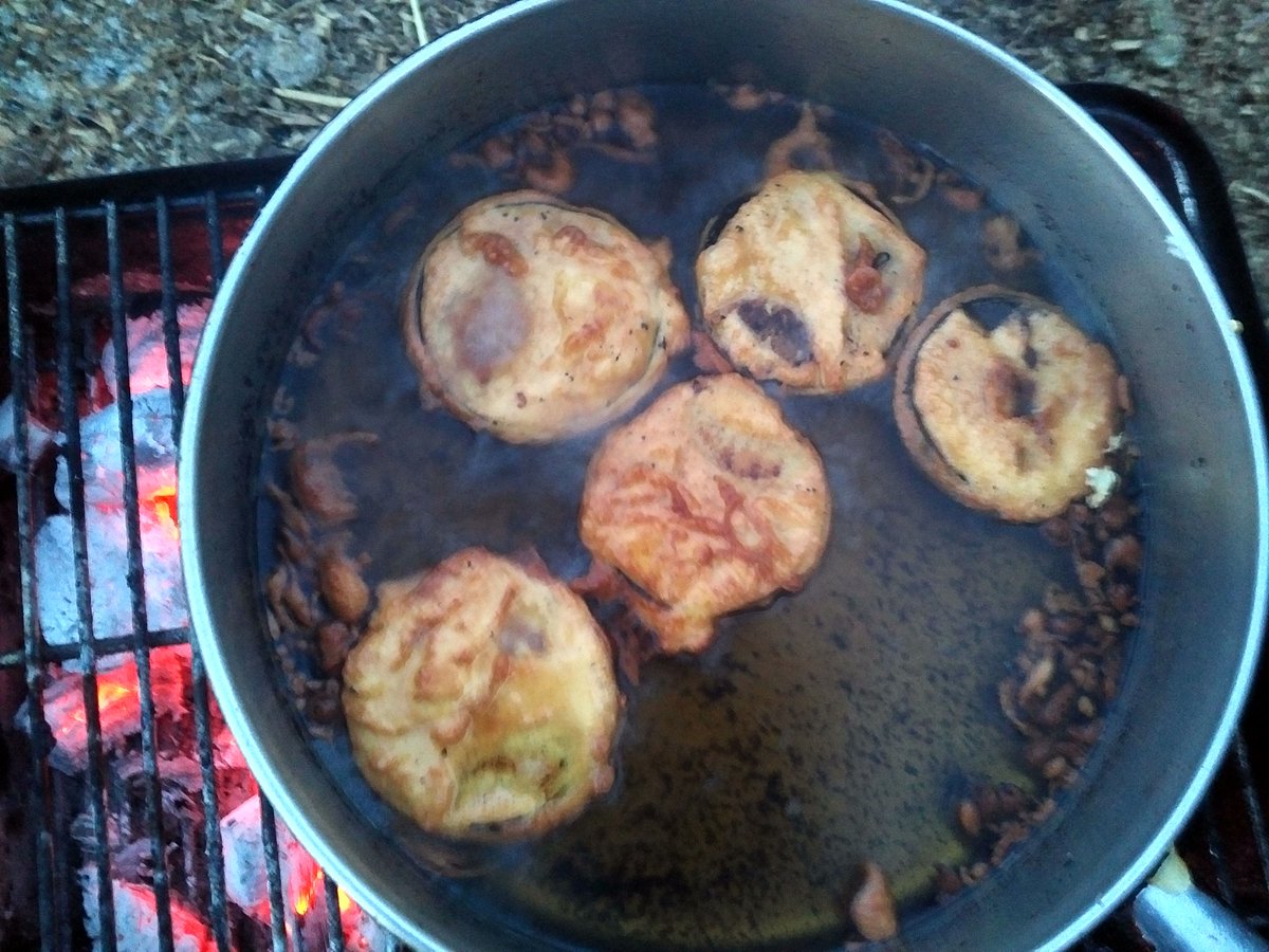 rutland_russet's tweet photo. Jalapenos stuffed with home-made cream cheese and herbs with tempora aubergine and mashed potatoes. #alfrescodining #whatisnottolike https://t.co/JvYBhTkAEo