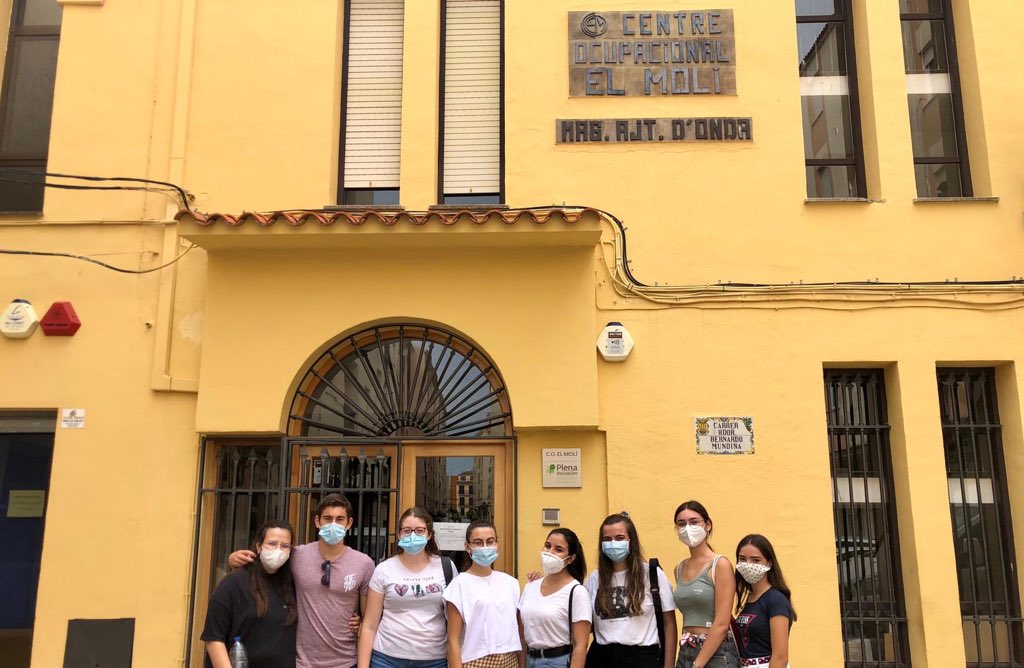 mcm_onda's tweet photo. Ayer empezamos la actividad "En casa de Maria Rosa Molas" colaborando en el Centro Ocupacional el Molí a realizar un trencadís.Hoy hemos seguido ayudando y reflexionado acerca del rasgo carismático de la Caridad y la vulnerabilidad.
#UbuntuMCM🌐 #FamiliaConsolación #CasaMariaRosa https://t.co/bhC7sb2Qnm