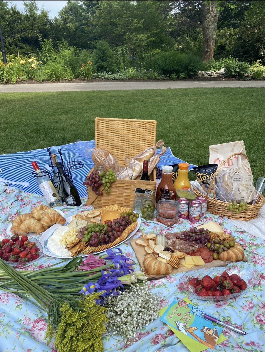 f8the's tweet image. so my friends surprised me with a picnic yesterday 🥺😣💖