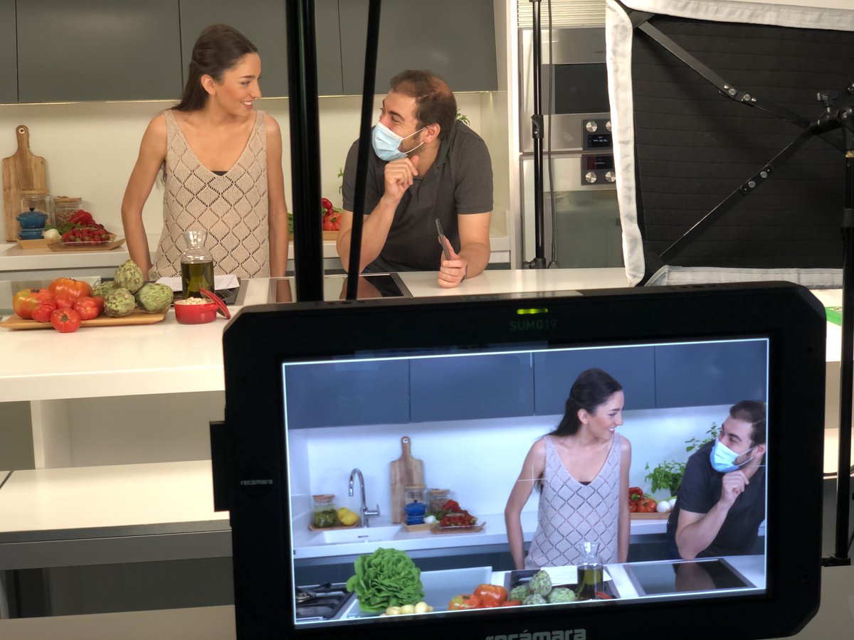 recamarapro's tweet photo. Ya podemos mostrar la publi que realizamos con @anamchef8_ la ganadora de @masterchef_es 8 desde la escuela de cocina TELVA @ectelva
Gracias al programa y @editorialplaneta por confiar en nosotros, felicidades Ana!
#recamara #vivirrodando #cocina #rodaje #masterchef #grabacion https://t.co/oKOX1bi814