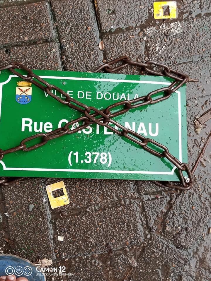 mbeatowe's tweet photo. #Douala:Le combat d décolonisation de nos rues par le Grand Andre Blaise @essamarche continue. Ici 1de ses récentes actions:Déboulonner 1des plaques de la rue Castelnau.Depuis +10ans ce précurseur a décidé d rendre nos rues & Statues +nobles en les baptisant aux noms d nos héros. https://t.co/IPrRahKGTo