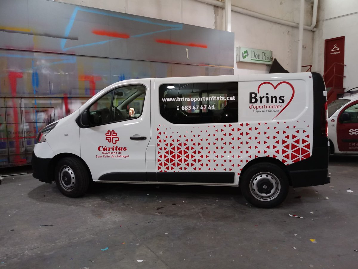 acanelma's tweet photo. Avui han robat la furgoneta de *Brins d'Oportunitats*, l'empresa d'Inserció de _Càritas Diocesana de Sant Feliu de Llobregat_. És una *Renault Trafic blanca* matrícula *3701KRK* rotulada amb els logos. Si tens alguna informació o la veus, truca al *683* *474* *741* o @mossos. RT! https://t.co/JUsggtwwES