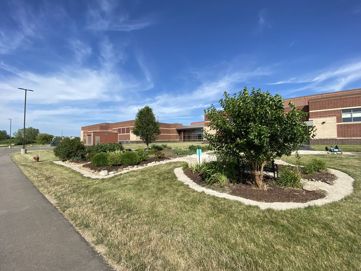 BrianFaulkner44's tweet photo. The work our staff &amp; students have done with our garden is incredible!  #team158 #HawkPride https://t.co/vvrdNCfxHF