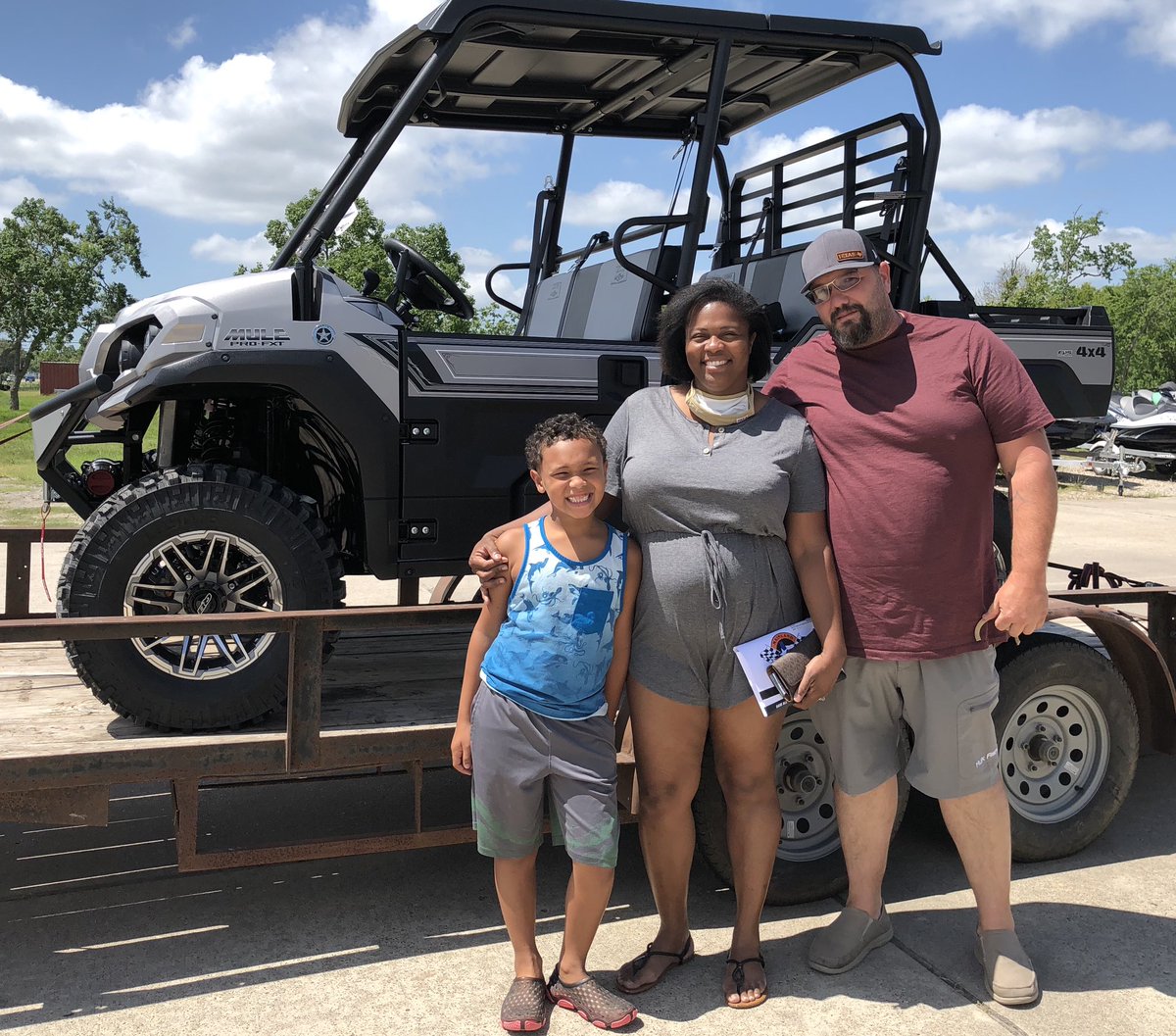 MainlandCycleCe's tweet photo. The Bailey Family came from Orange TX, for their new Mule Pro FXT Ranch Edition from Mainland! Thank you For buying from us we appreciate your business! #MainlandSoldit #MulePro #MuleProRanch #MuleProFXT @KawasakiUSA @MainlandCycleCe https://t.co/9Q4a7sMlft